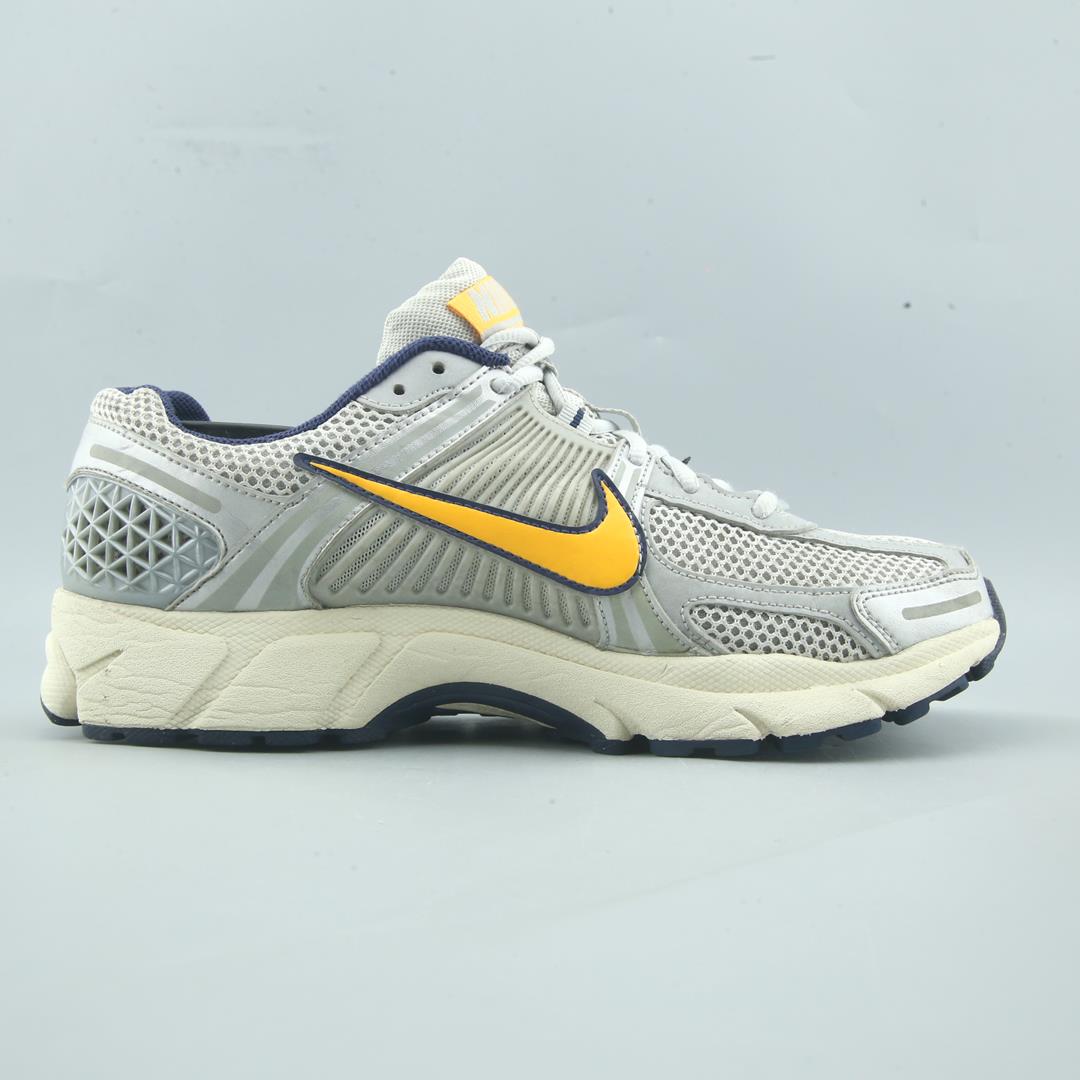 NIKE ZOOM VOMERO 5