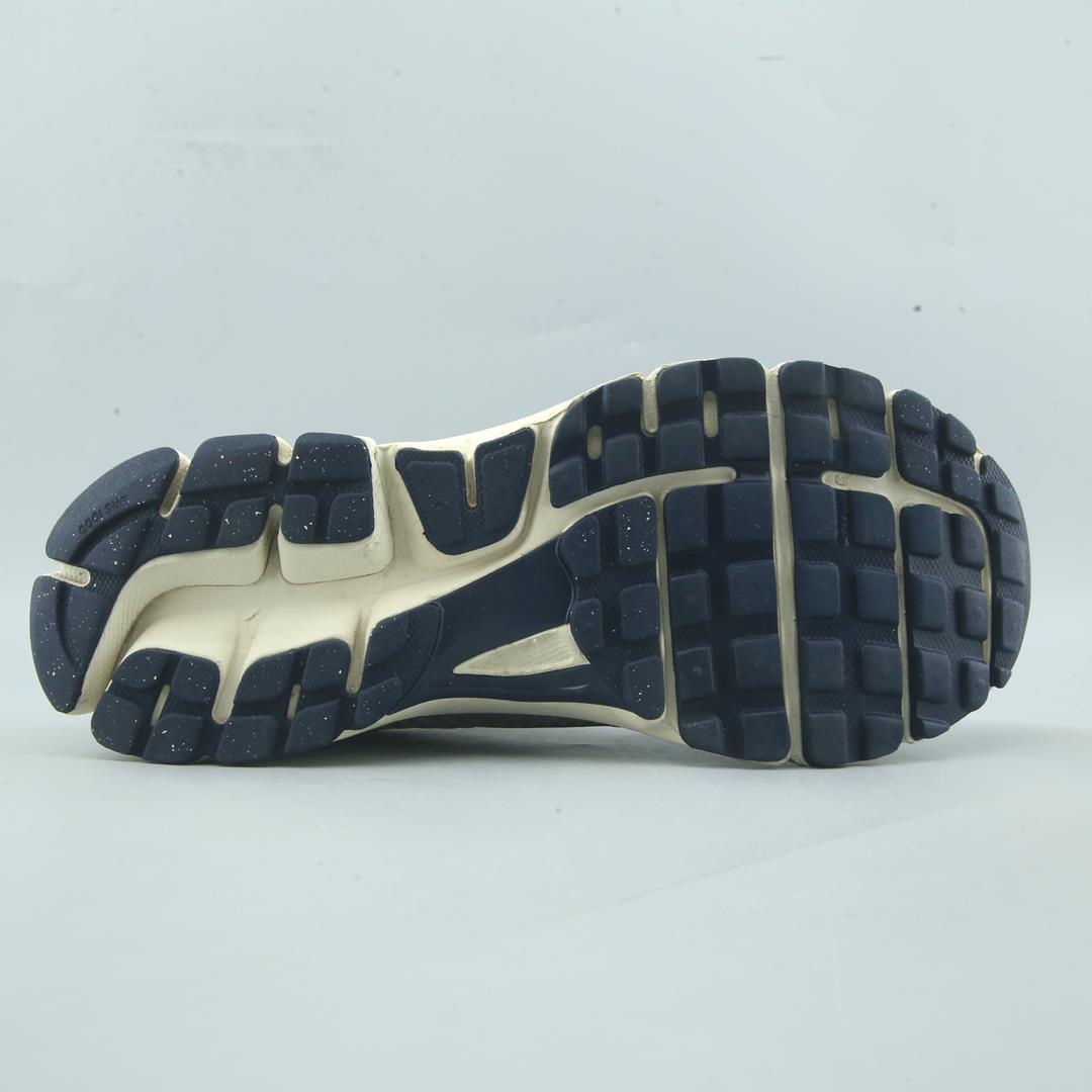 NIKE ZOOM VOMERO 5