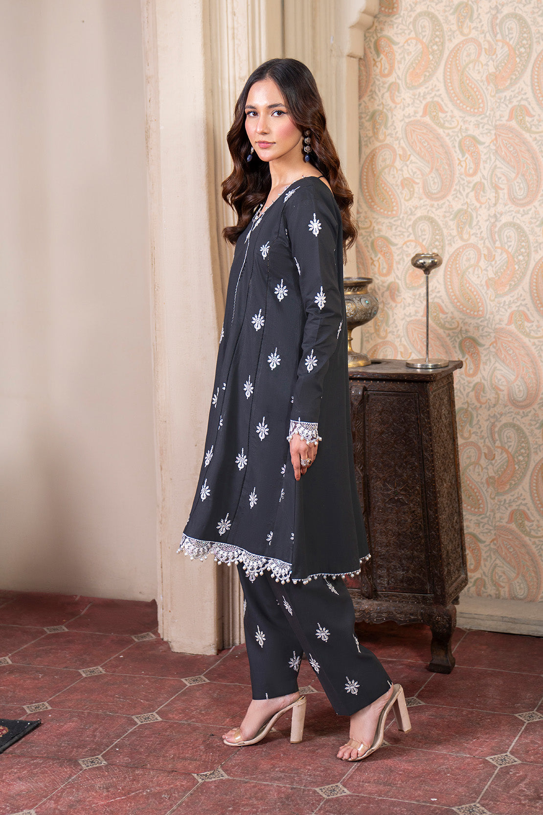 Embroidered - 2 Pc Lawn Suit