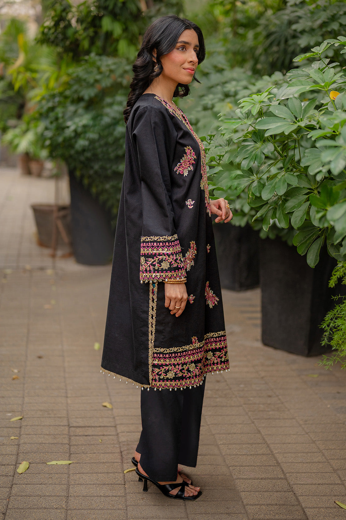 Embroidered - 2 Pc Lawn Suit