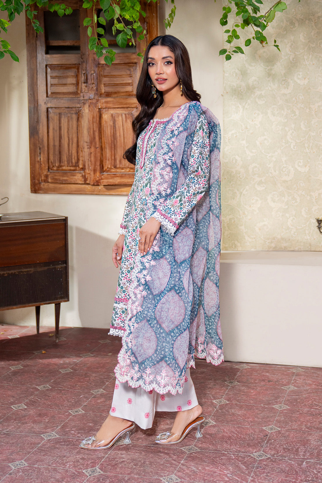 Embroidered - 3 Pc Lawn Suit (Organza Dupatta)