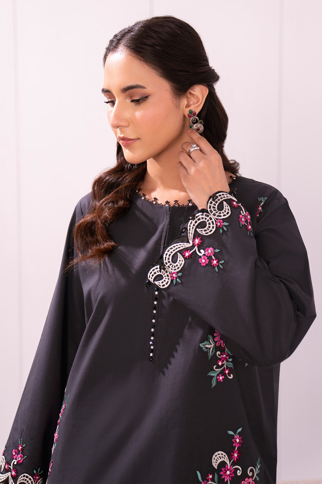 Embroidered - 2 Pc Lawn Suit