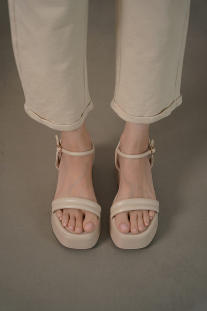 LIGHTWEIGHT WIDE MAMA SANDALS