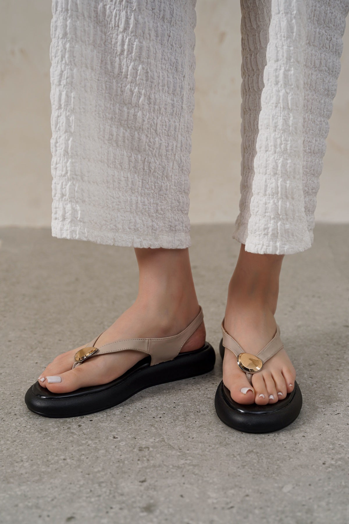 BUTTON FLIP SANDALS