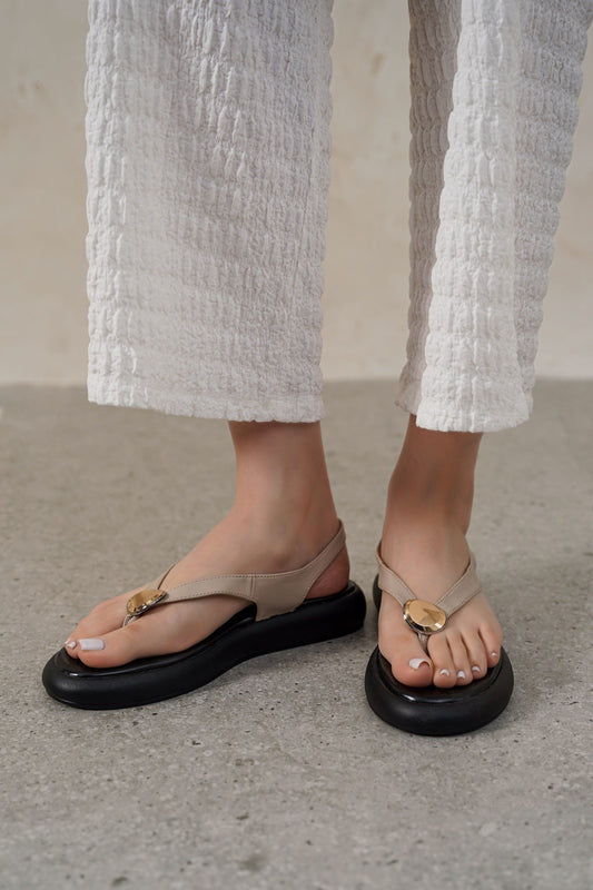 BUTTON FLIP SANDALS