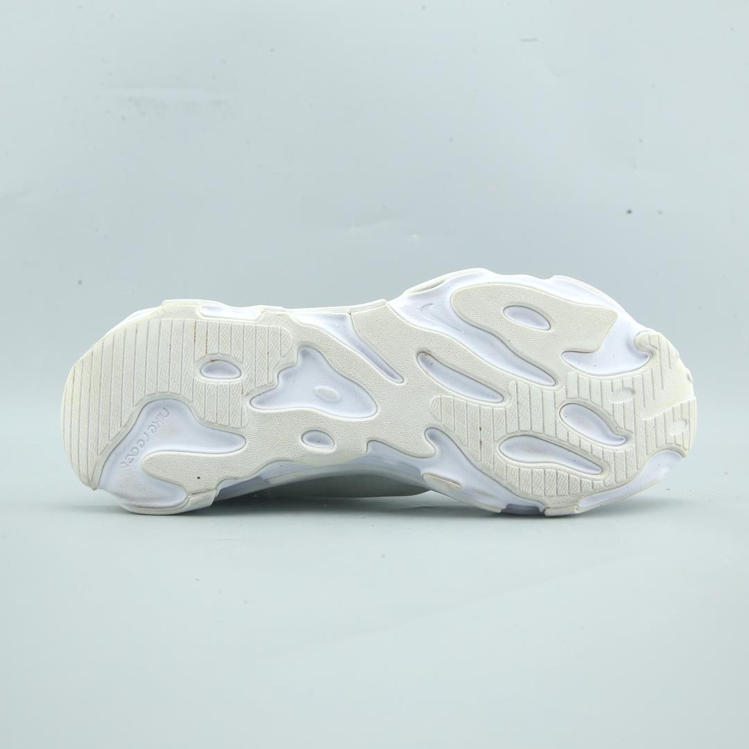 NIKE REACT LIVE