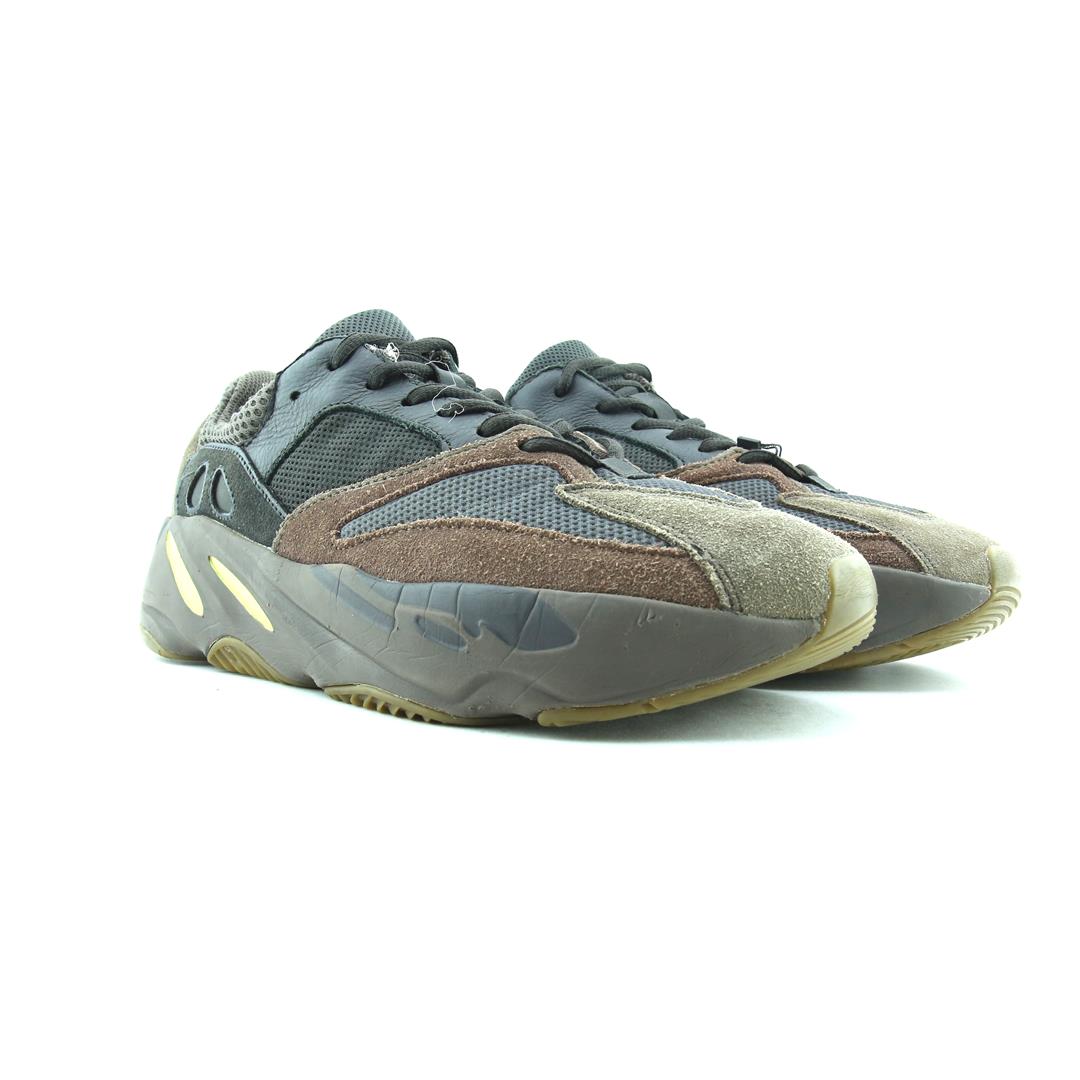 ADIDAS  YEEZY BOOST 700